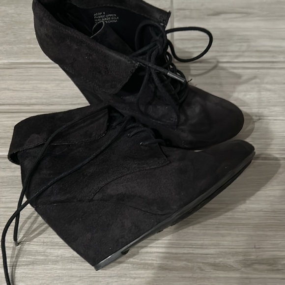 Atop by ZiGi Soho size 6 lace up micro- suede wedge heel boot - Picture 6 of 6